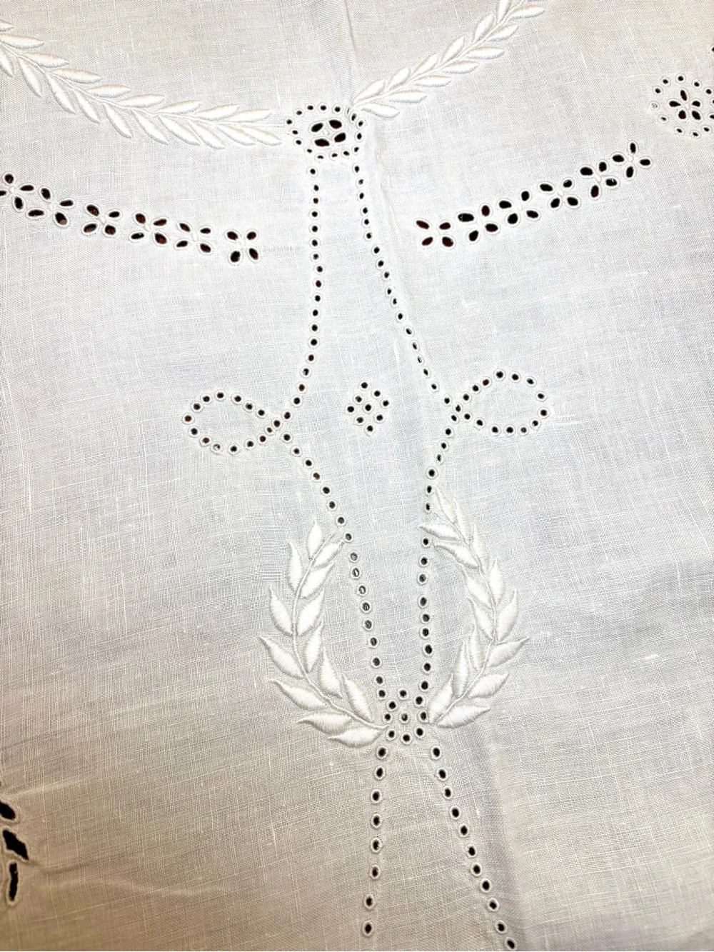 Antique tablecloth Broderie Anglaise w/t eyelet embroi/ed festooned hem 48x53